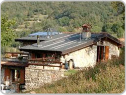 Baita con pannelli solari e termocamino